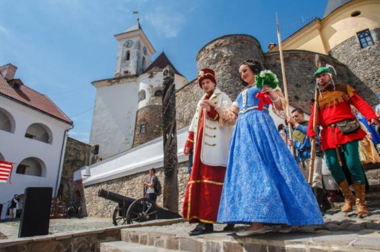 Мандрівник милується краєвидом під час екскурсії з гідом